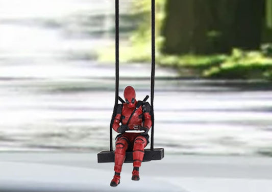 Personaggio Deadpool sull'altalena che scrive, ciondolo per auto o allestimento, laccetto incluso