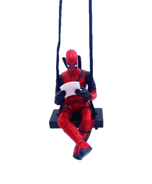 Personaggio Deadpool sull'altalena con libro, ciondolo per auto o allestimento, laccetto incluso