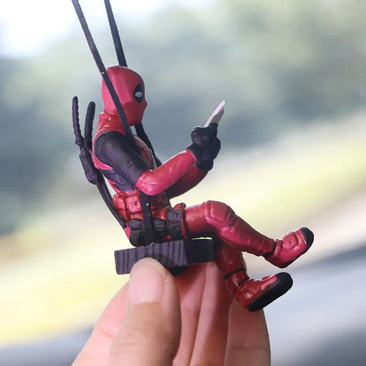 Personaggio Deadpool sull'altalena con libro, ciondolo per auto o allestimento, laccetto incluso