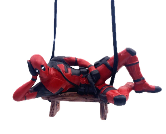 Personaggio Deadpool sull'altalena sdraiato sexy, ciondolo per auto o allestimento scrivania, laccetto incluso